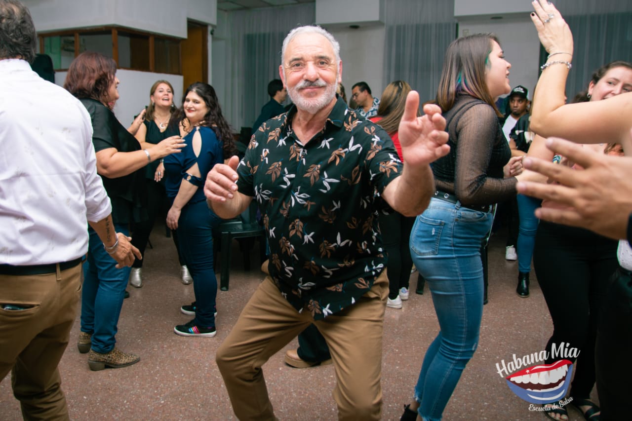 Persona sonriendo y bailando en una fiesta de Habana Mía
