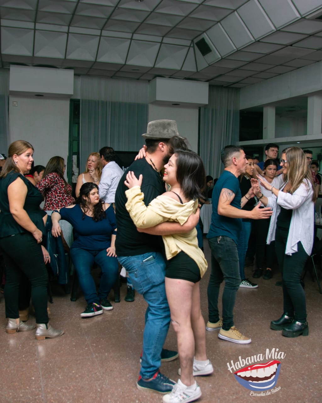 Pista llena de personas bailando en Habana Mía